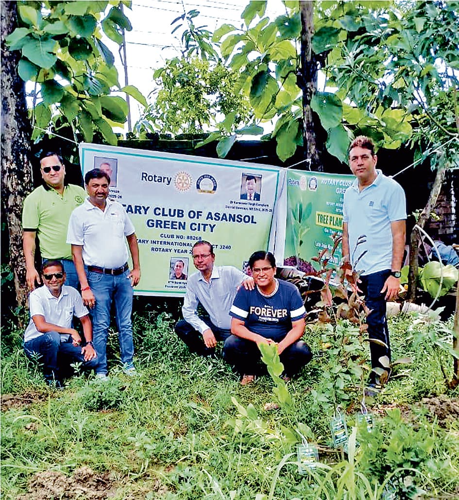 रोटरी क्लब ऑफ आसनसोल ग्रीन के नये अध्यक्ष ने रोपे पौधे