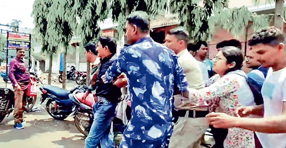 शिक्षक की पिटाई से छात्राएं बेहोश, अस्पताल में भर्ती