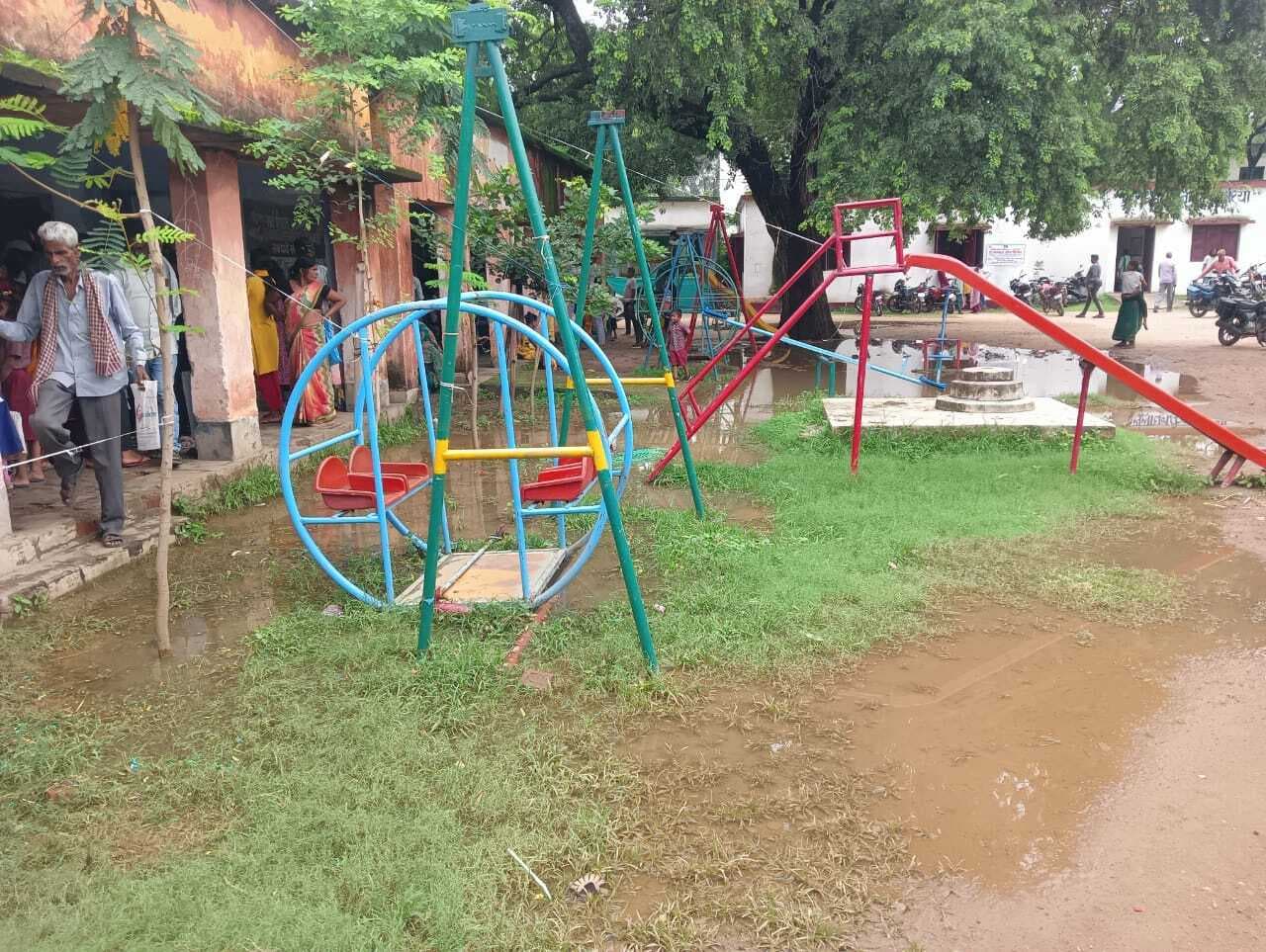 Giridih News :मॉडल मध्य विद्यालय परिसर में जल जमाव, बच्चों को हो रही परेशानी