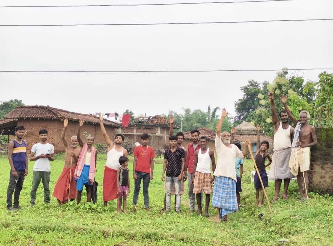 लटक रहे हाईटेंशन तार के विरोध में ग्रामीणों ने किया प्रदर्शन