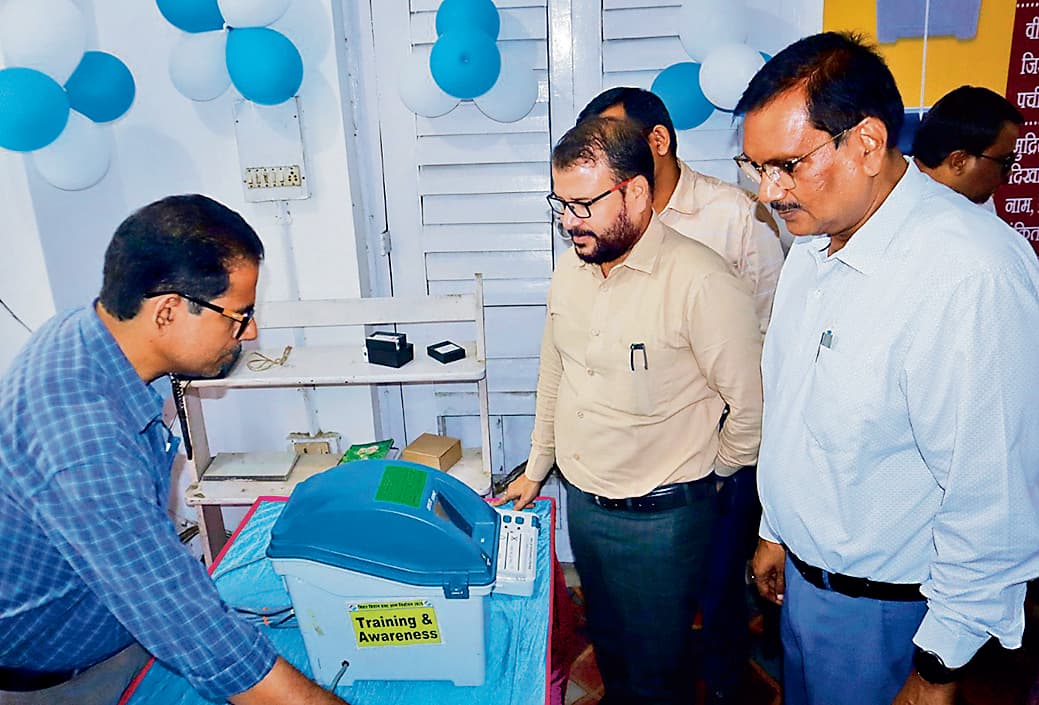 Gopalganj News  : एसडीओ ऑफिस में आप भी आकर सीख लीजिए इवीएम पर वोट डालने का तरीका