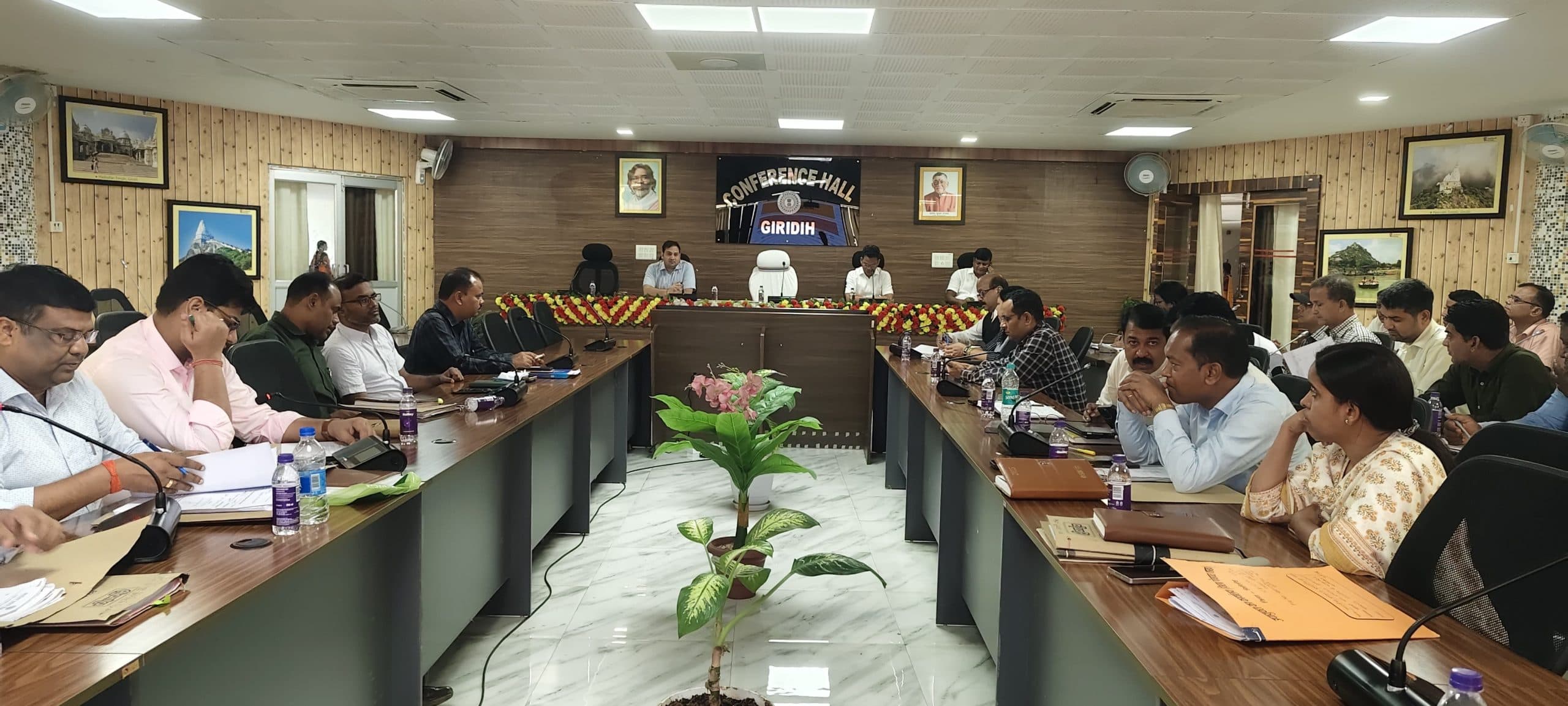 Giridih News :अपर समाहर्ता ने की लंबित वादों की समीक्षा, निष्पादन का निर्देश