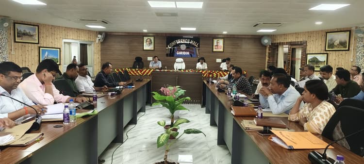 Giridih News :अपर समाहर्ता ने की लंबित वादों की समीक्षा, निष्पादन का निर्देश