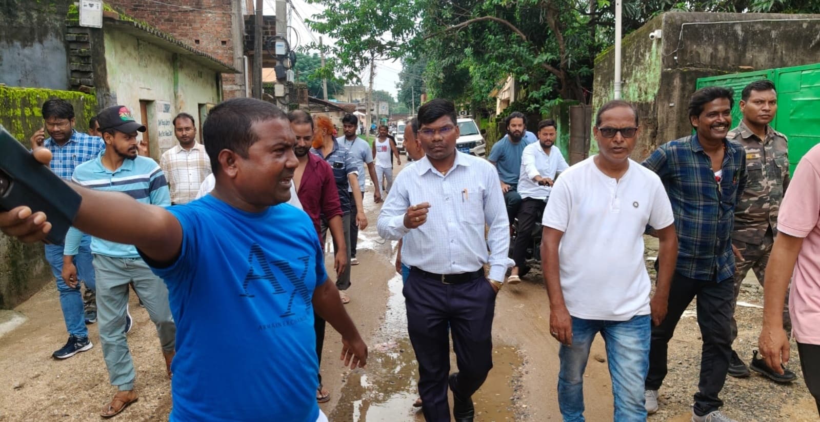 Bokaro News : सड़क व नाली निर्माण की मांग को लेकर पाइपलाइन विस्तार कार्य रोका