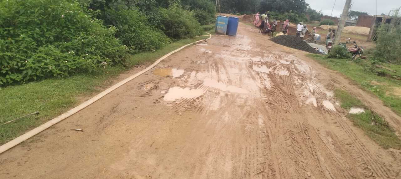 कीचड़युक्त सड़क पर आवागमन करने में परेशानी