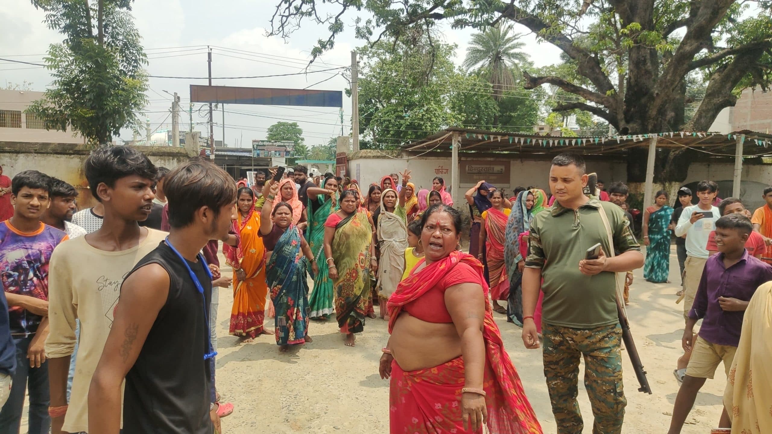 वृद्ध की हत्या का आरोप लगाकर आक्रोशित लोगों ने अगुवानी-महेशखूंट मुख्य सड़क किया जाम