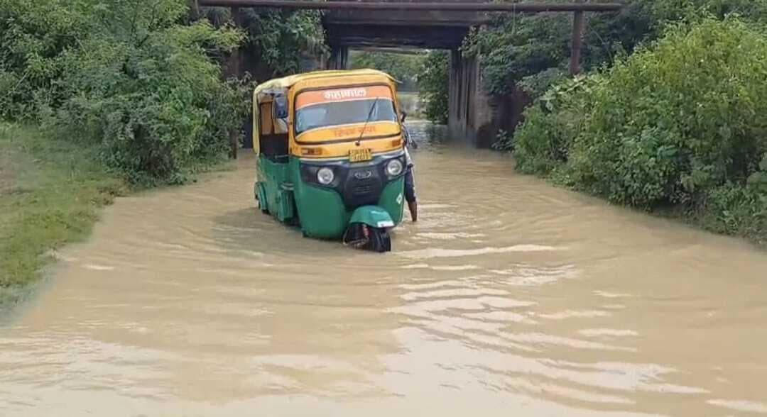 सेवा रेल पुलिया के नीचे जलजमाव से हो रही परेशानी
