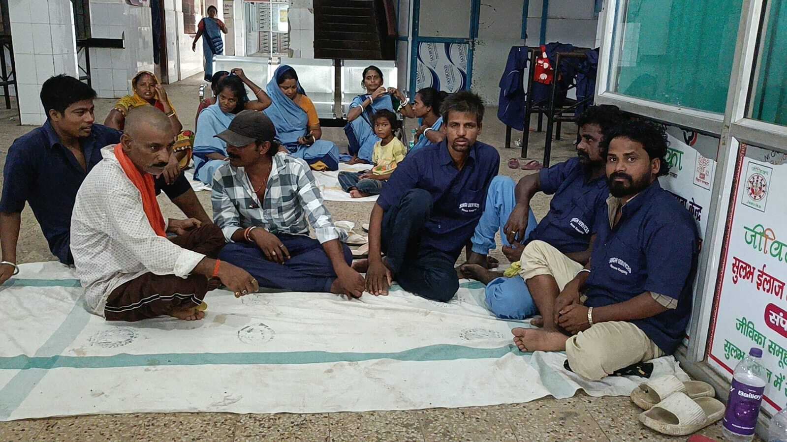 कचरे की दुर्गंध के बीच मरीजों का इलाज कर रहे चिकित्सक