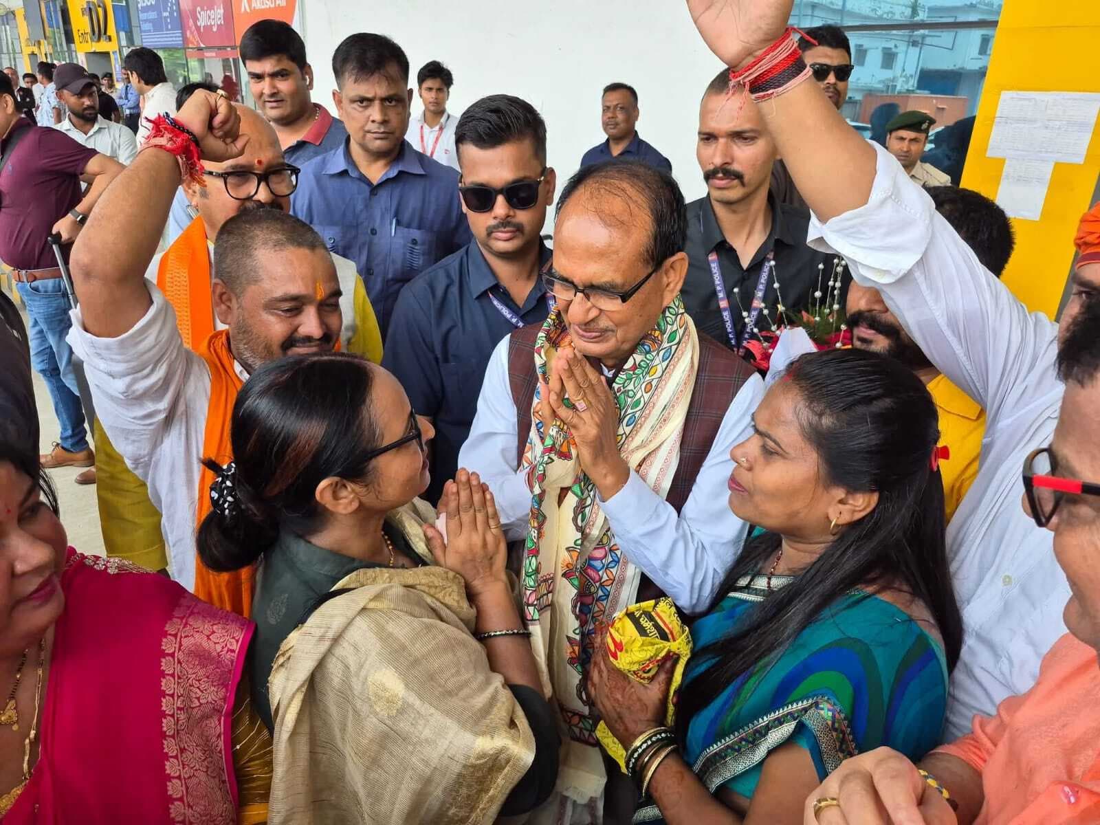 Darbhanga News: केंद्रीय मंत्री शिवराज सिंह चौहान का दरभंगा हवाई अड्डे पर भाजपाइयों ने किया स्वागत