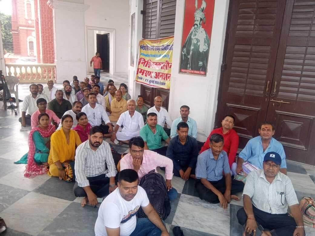 Darbhanga News: सेवा नवीकरण की मांग को लेकर संस्कृत विश्वविद्यालय में अतिथि प्राध्यापकों ने शुरू किया अनशन