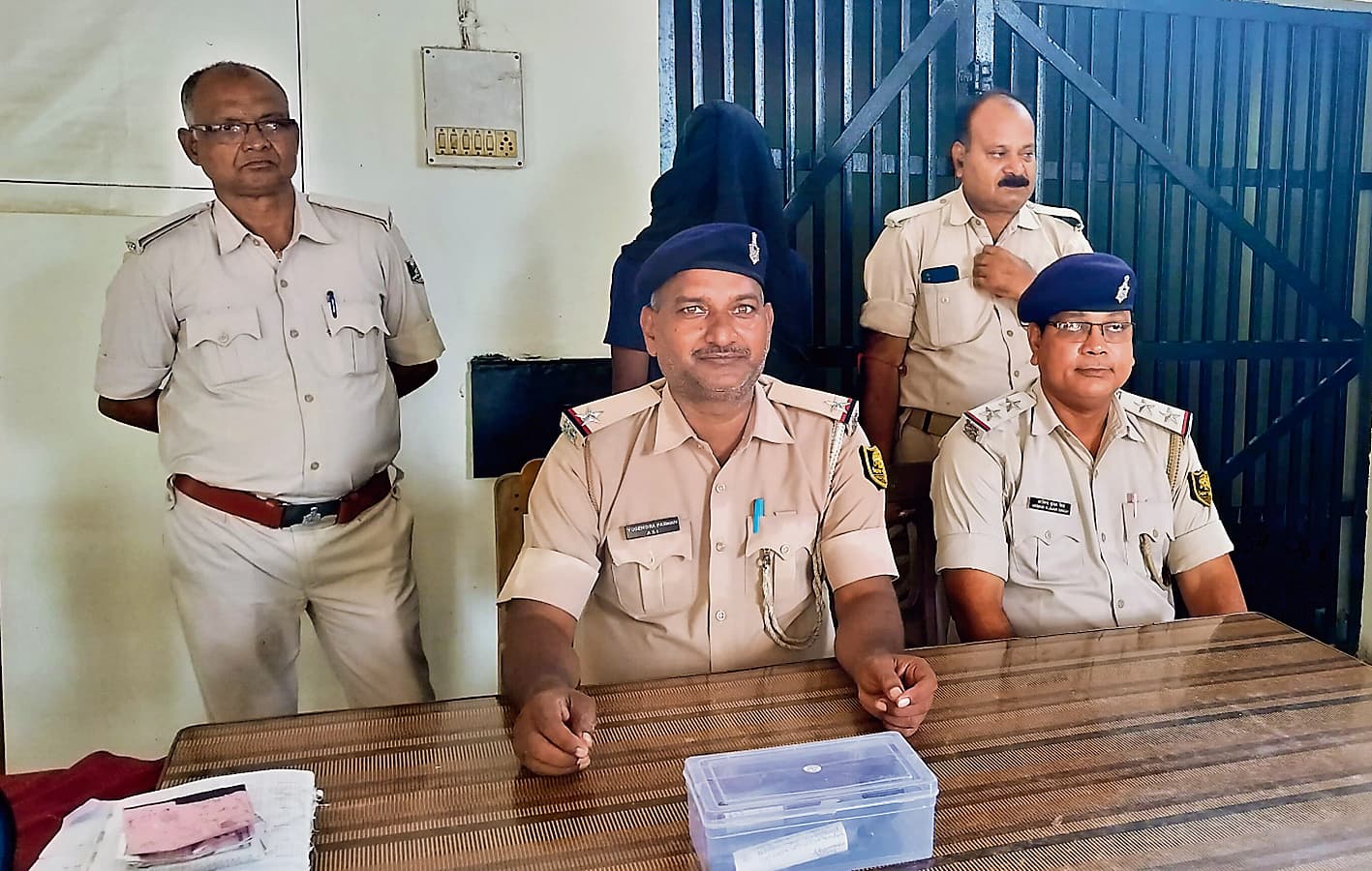 Siwan News : गोली मारने वाला अपराधी धराया, हथियार और चोरी की बाइक बरामद