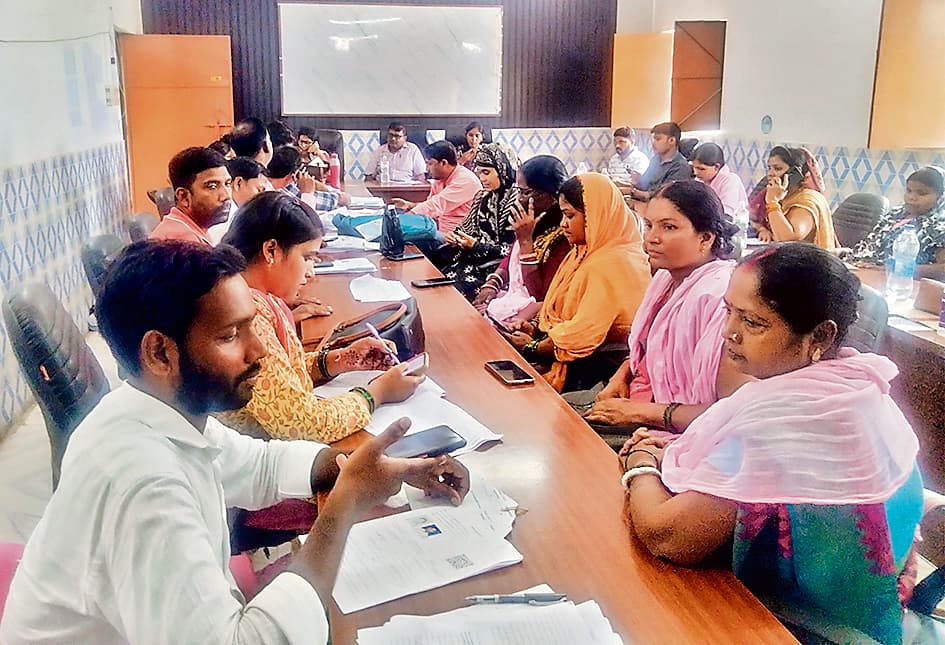 Siwan News : हसनपुरा में 80 प्रतिशत मतदाताओं का डाटा अपलोड