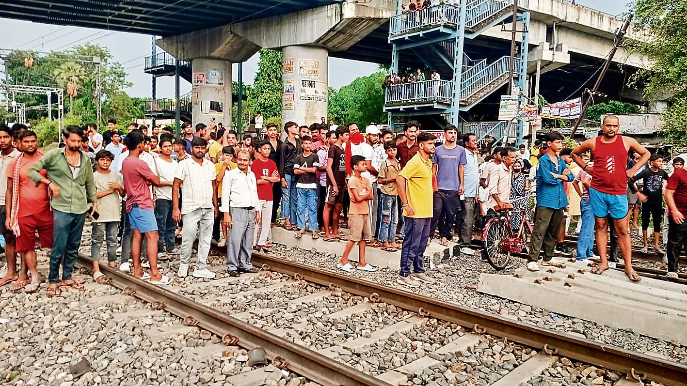 Siwan News : ओवरब्रिज के नीचे छात्रा ने मालगाड़ी से कटकर की आत्महत्या