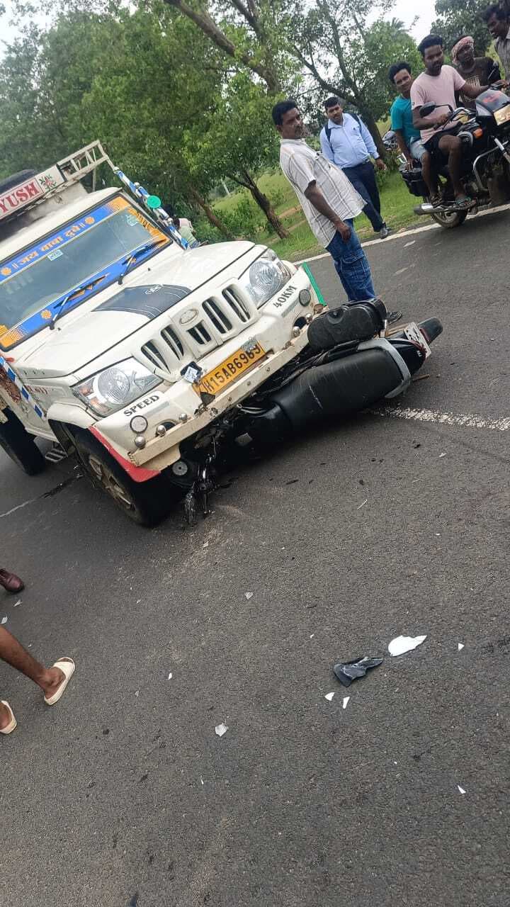 तेज रफ्तार पिकअप वैन ने बाइक को मारी टक्कर, तीन घायल