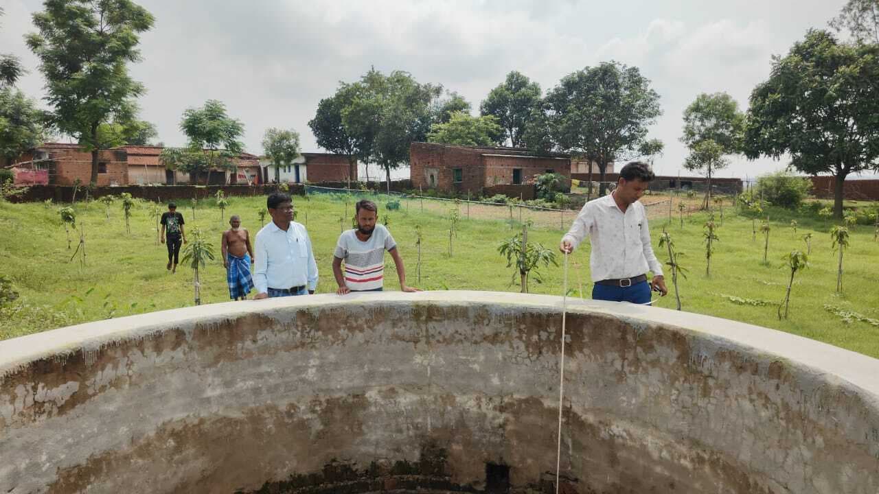 बीपीओ ने फुलझरिया पंचायत के गांवों में योजनाओं का निरीक्षण किया