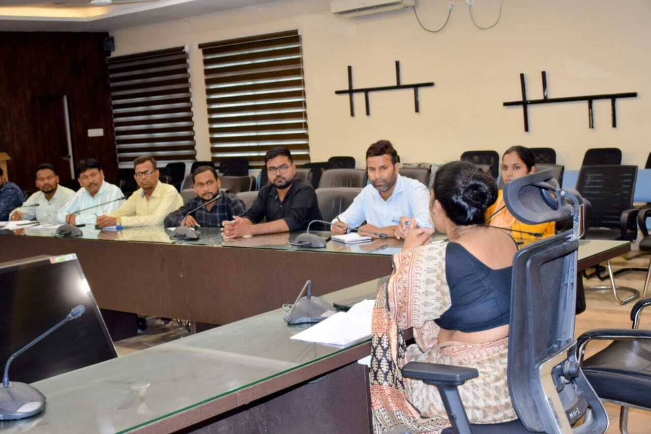 Seraikela Kharsawan News : 10 डीलरों का अनाज वितरण प्रतिशत कम  स्टॉक की जांच कर कार्रवाई करें : डीडीसी