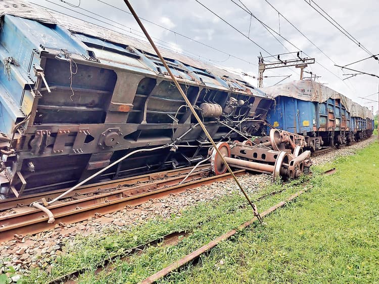 Chaibasa News : अयस्क लदी मालगाड़ी बेपटरी अप-डाउन लाइन पर ट्रेनें फंसीं