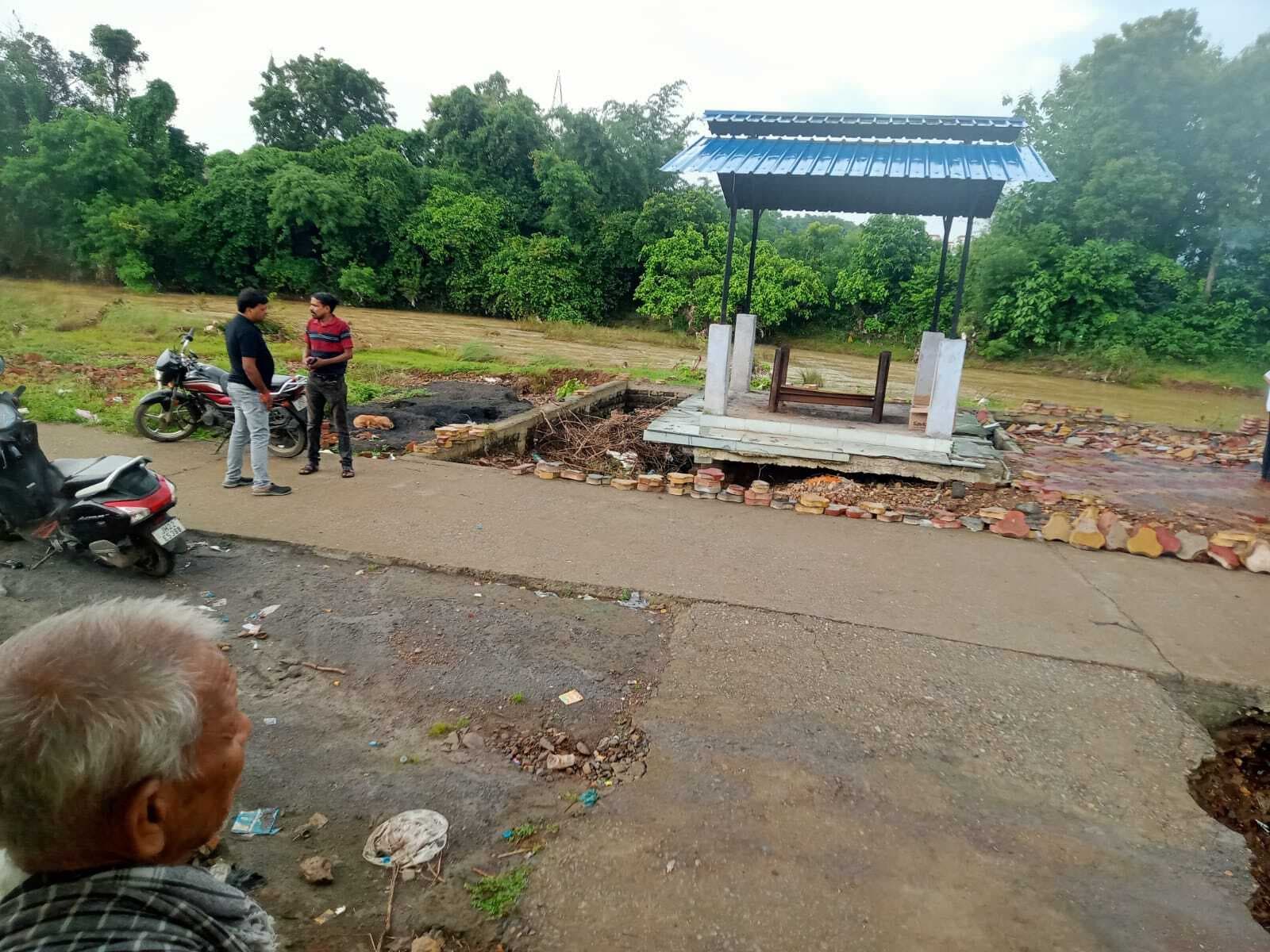 Seraikela Kharsawan News : चांडिल का एकमात्र मुक्तिधाम बारिश में क्षतिग्रस्त, परेशानी