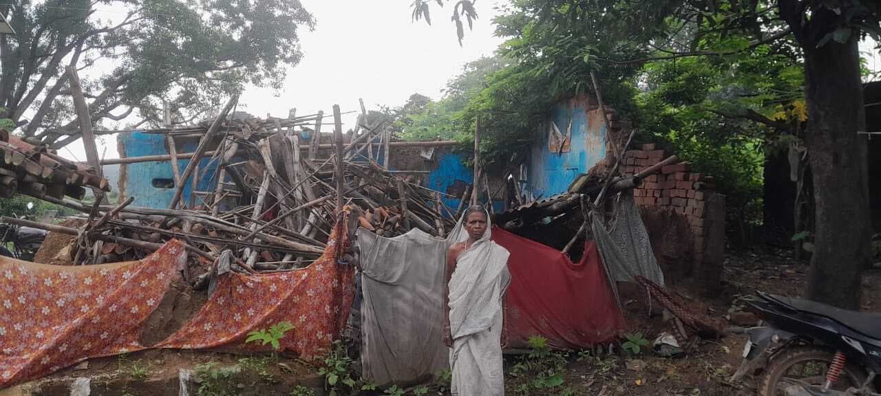 Seraikela Kharsawan News : रुगड़ी में वृद्धा का कच्चा मकान बारिश में ढहा, पड़ोस में ली शरण