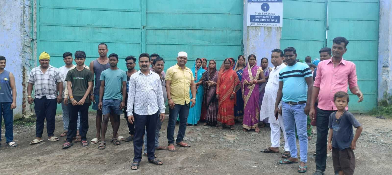 Giridih News :राइस मिल के भूसे से ग्रामीणों को परेशानी, आंदोलन की चेतावनी