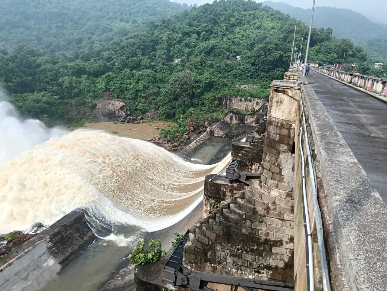 तीन फ्लड गेट खोल छोड़ा जा रहा 8000 क्यूसेक पानी