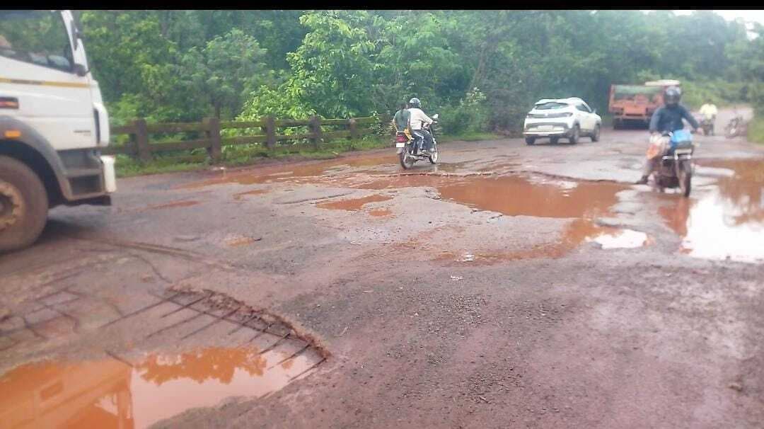 Chaibasa News : कांडे नाला पुलिया जर्जर अवस्था में वाहनों के गुजरने से होता कंपन्न