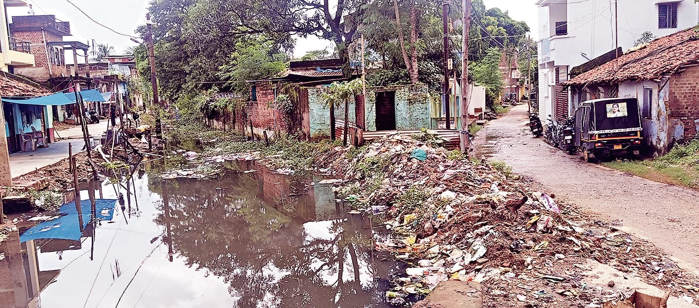 Chaibasa News : गंदगी, जलजमाव और अंधेरे से जूझ रहे लोग