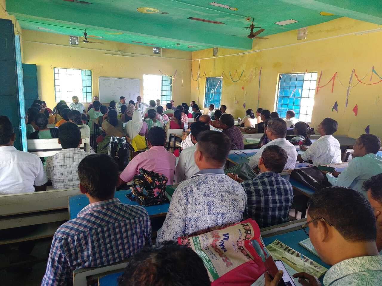 Chaibasa News : जर्जर स्कूल भवन व कमरों की सूची तत्काल दें : बीइइओ