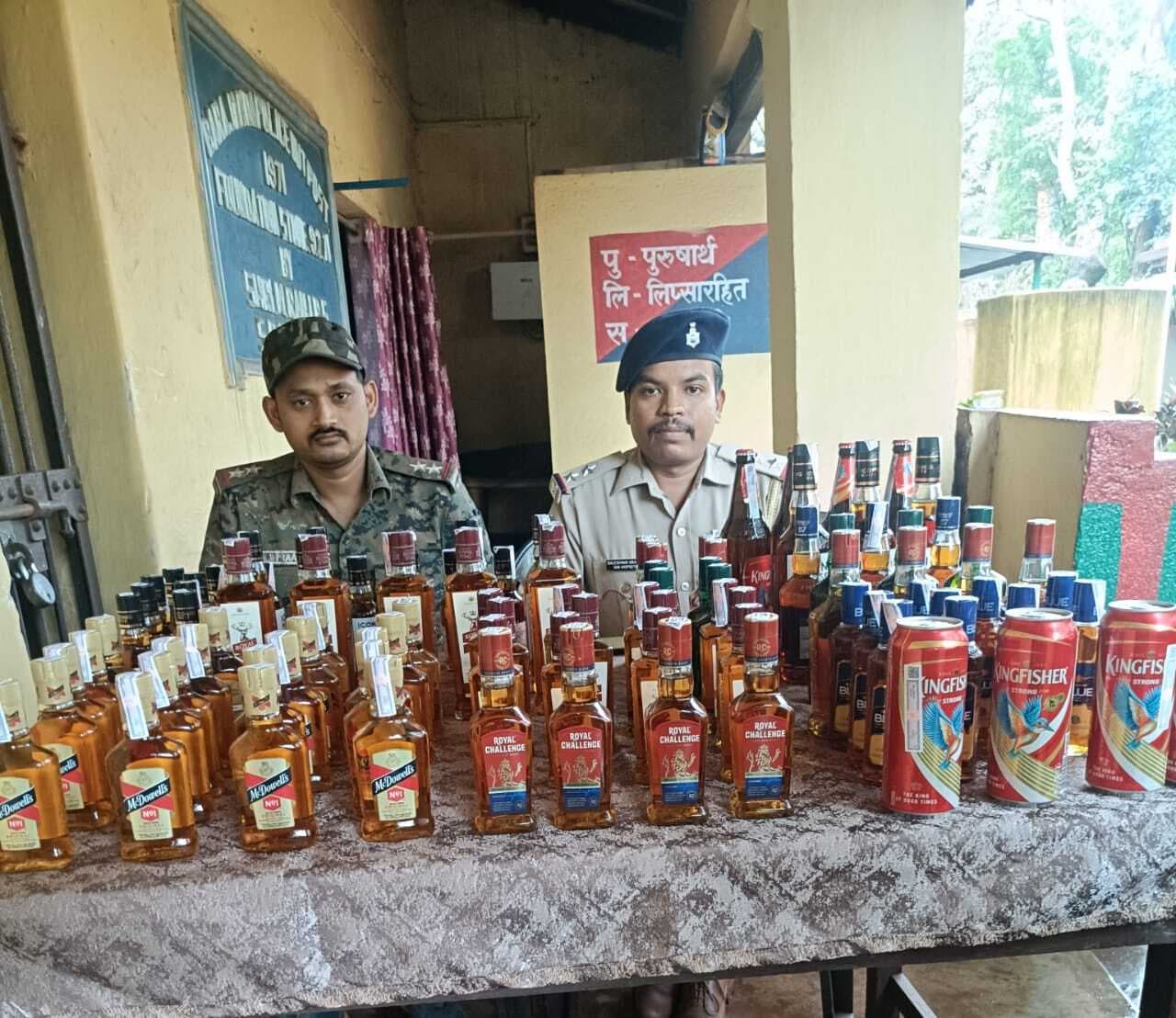 Chaibasa News : 3 घरों से 107 बोतल शराब बरामद, आरोपी फरार