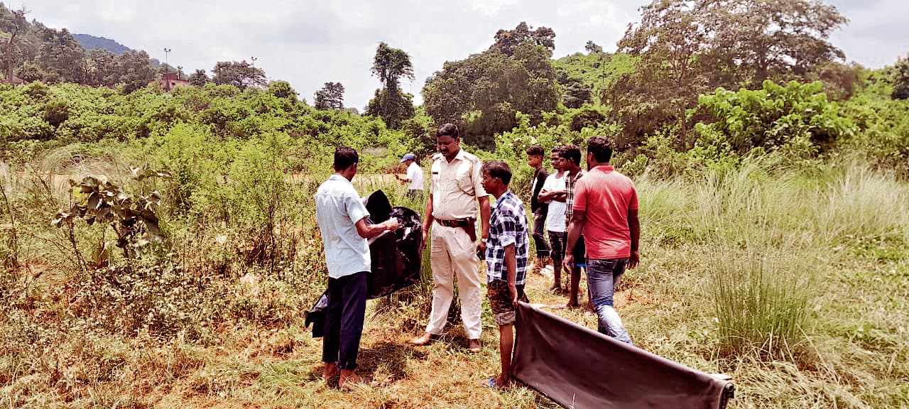 Seraikela Kharsawan News : चौका में सांप के काटने से युवक की मौत हुई, ग्रामीणों ने नदी में बहाया