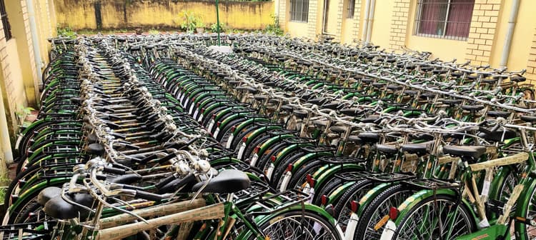 East Singhbhum News : घाटशिला प्रखंड में बारिश में खराब हो रहीं साइकिलें