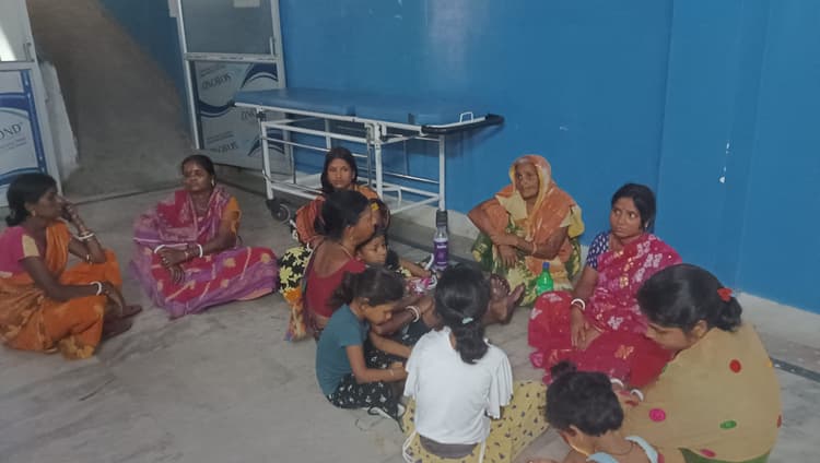 Dhanbad News : गर्भवती महिला की इलाज के दौरान मौत, परिजनों ने किया हंगामा व तोड़फोड़