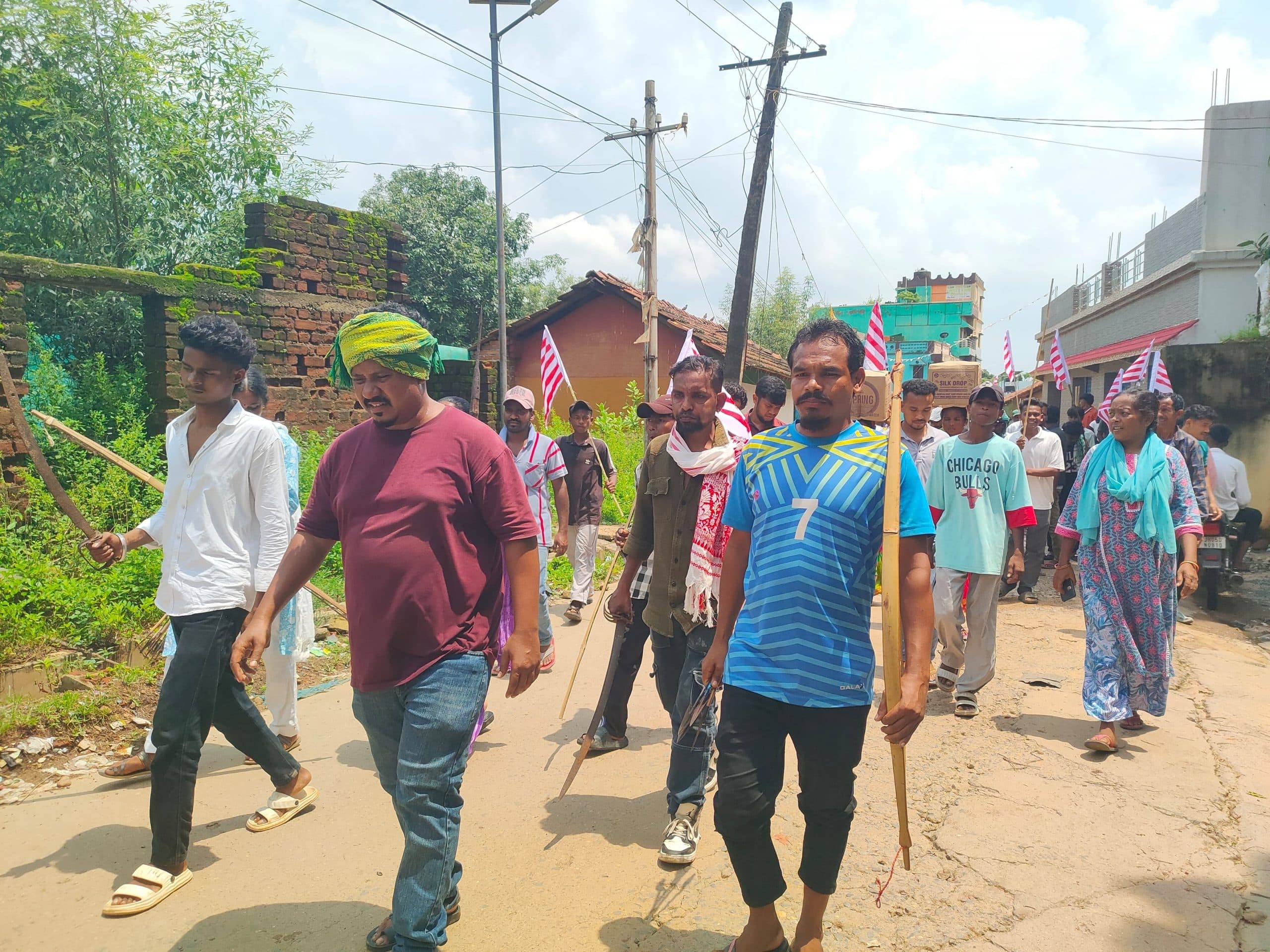 Jamshedpur News : राहरगोड़ा में बिरसा सेना ने रैयती जमीन पर बन रहे मकान की दीवार को तोड़ा