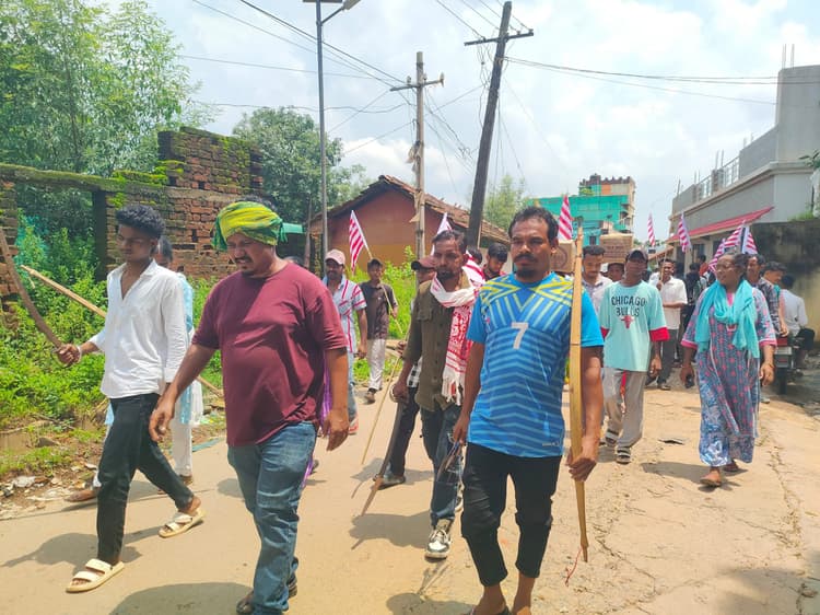 Jamshedpur News : राहरगोड़ा में बिरसा सेना ने रैयती जमीन पर बन रहे मकान की दीवार को तोड़ा