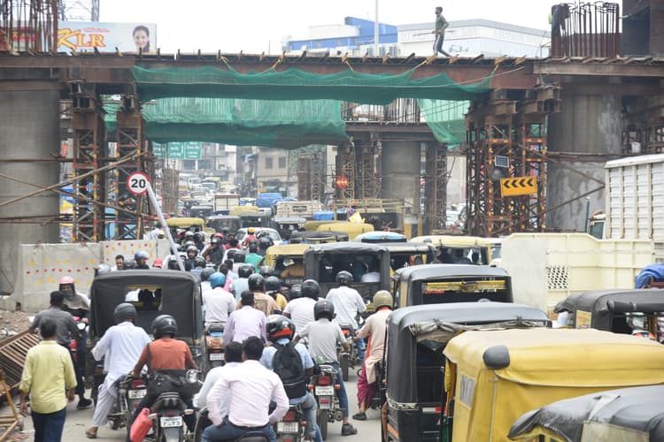 Jamshedpur News : मानगो पुल पर लगा जाम, एक घंटे तक फंसे स्कूली बच्चे व आमजन