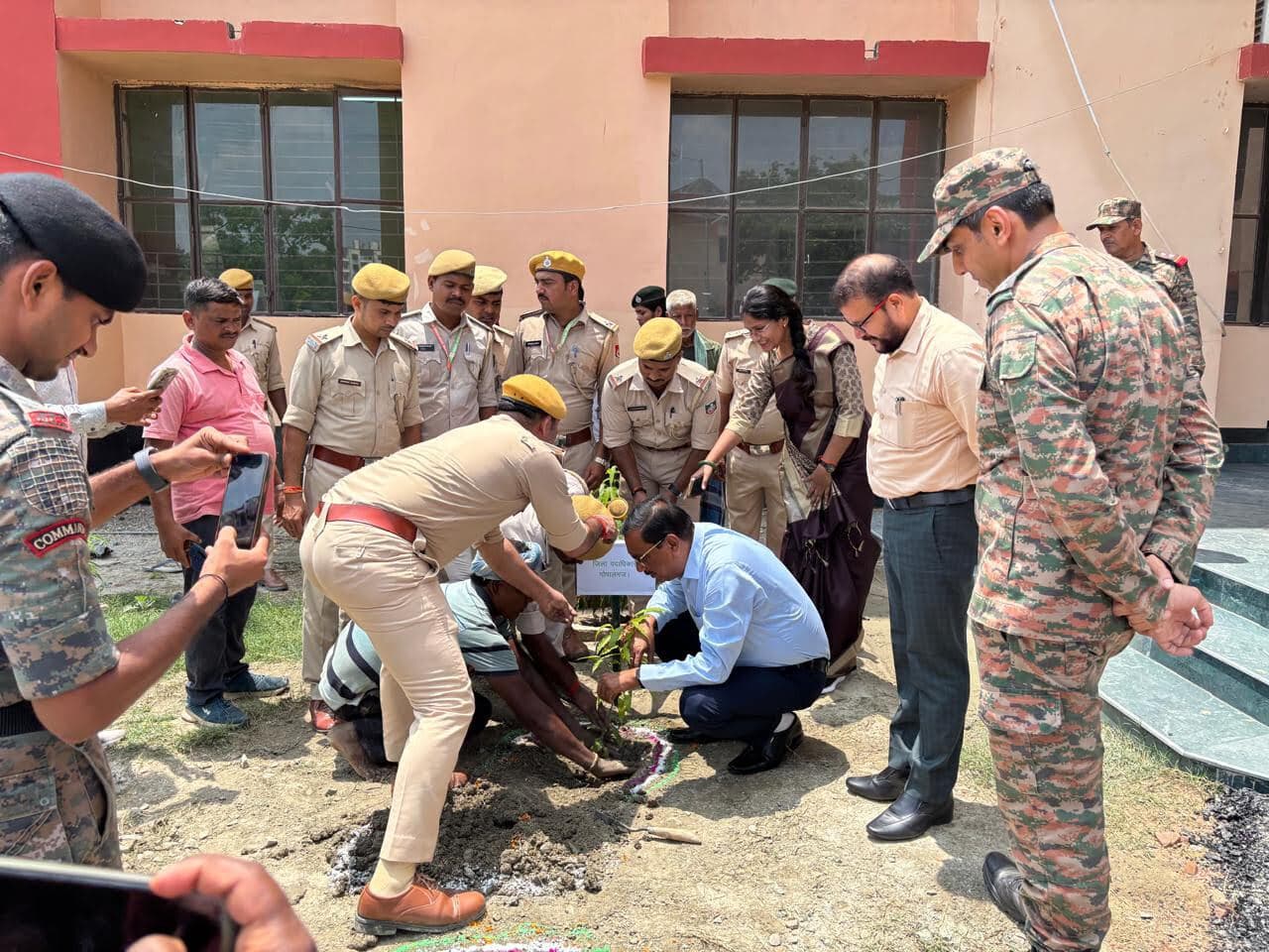 हमें पर्यावरण संरक्षण को जीवन का अभिन्न हिस्सा बनाना होगा : डीएम, सैनिक स्कूल गोपालगंज में 76वां वन महोत्सव उत्साहपूर्वक संपन्न