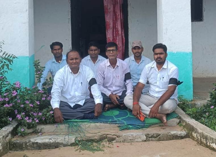 मांगों को लेकर शिक्षकों का प्रदर्शन, काली पट्टी बांध जताया विरोध
