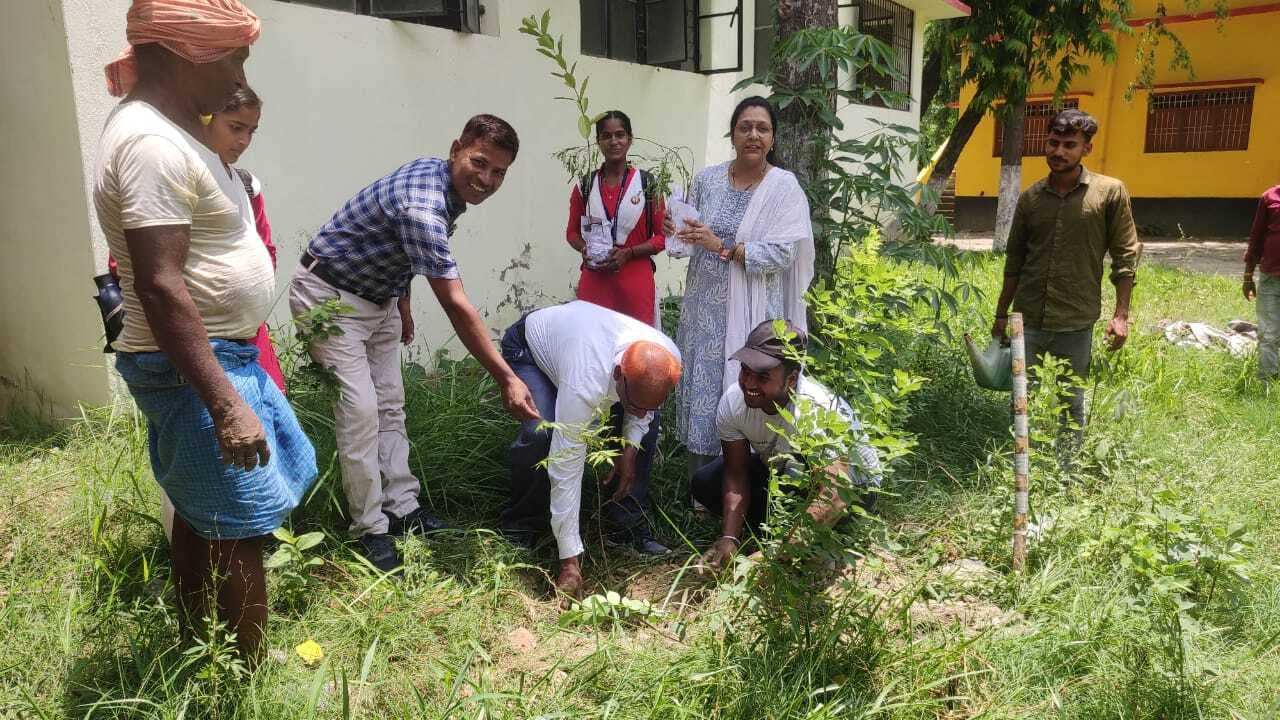 एसएस बालिका में शिक्षकों ने लगाया मां के नाम पौधा, लिया पर्यावरण सुरक्षा का संकल्प