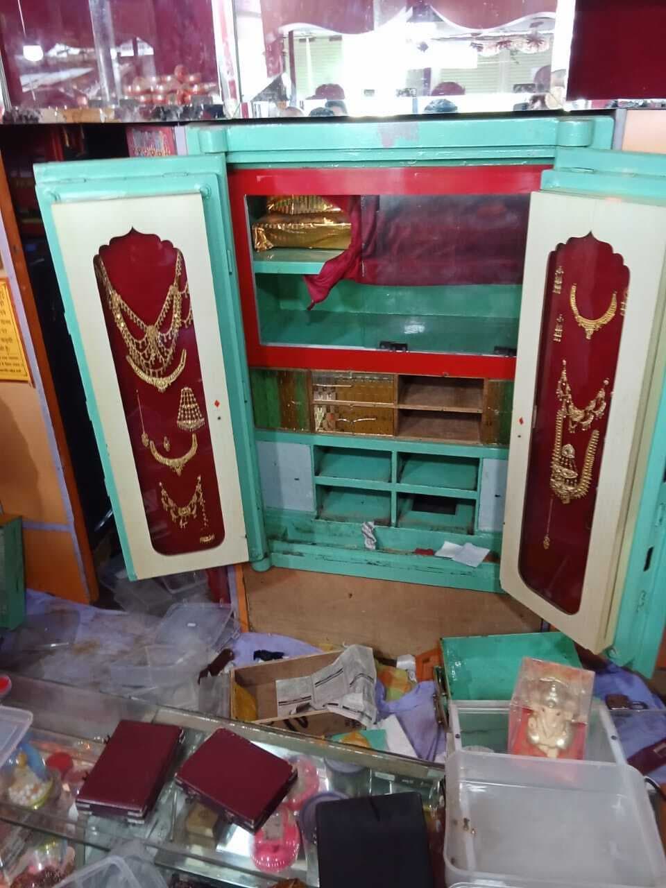 जेवर दुकान से चार किलो चांदी, 30 ग्राम सोना व नकदी की चोरी