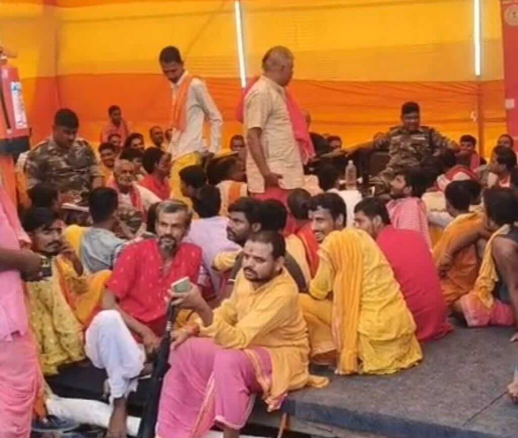 श्रावणी मेले में आये बाहरी पंडों से दंडाधिकारी ने की पूछताछ