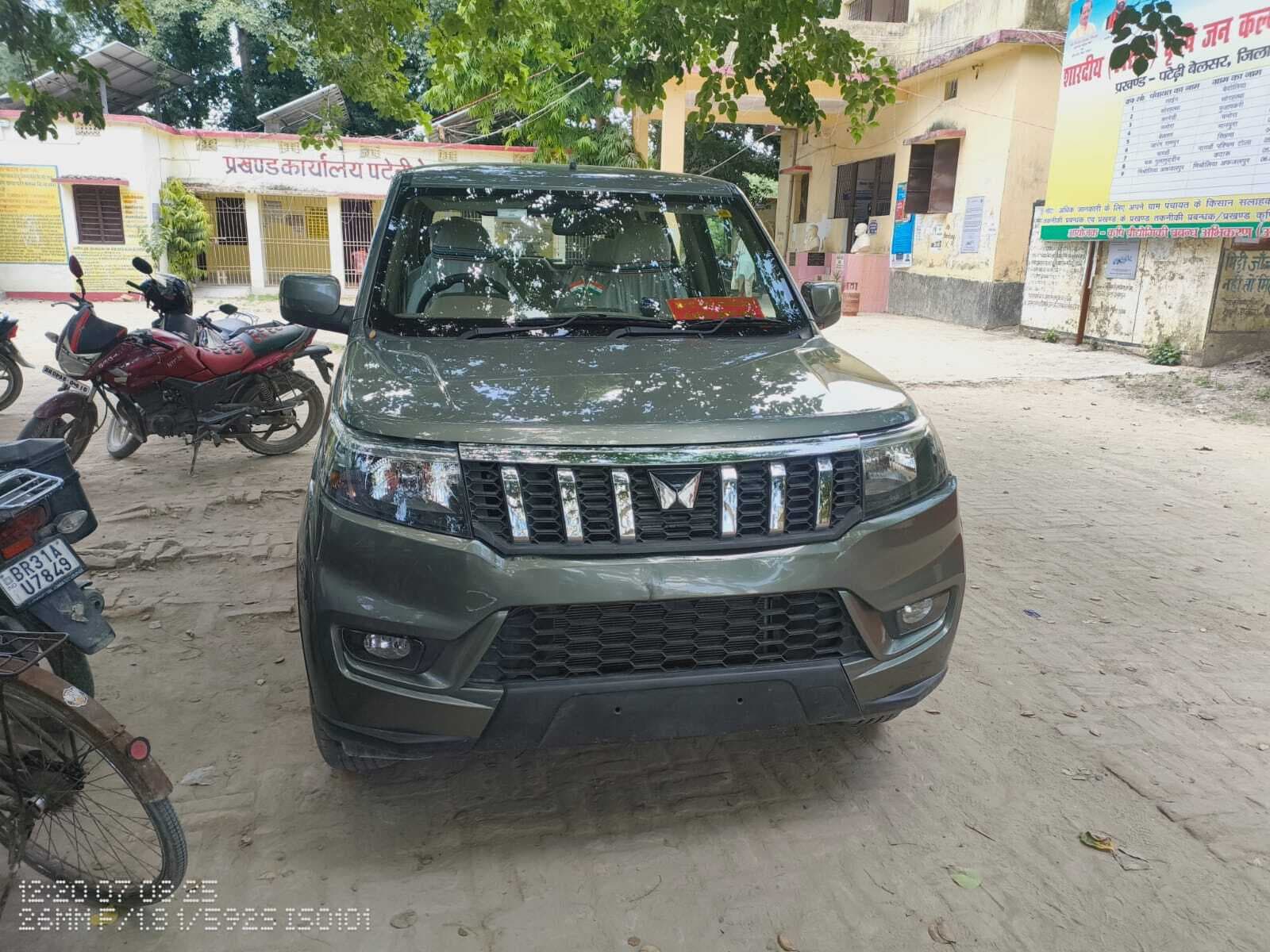 hajipur news. बिना नंबर प्लेट के सड़क पर दौड़ रही बीडीओ की सरकारी गाड़ी