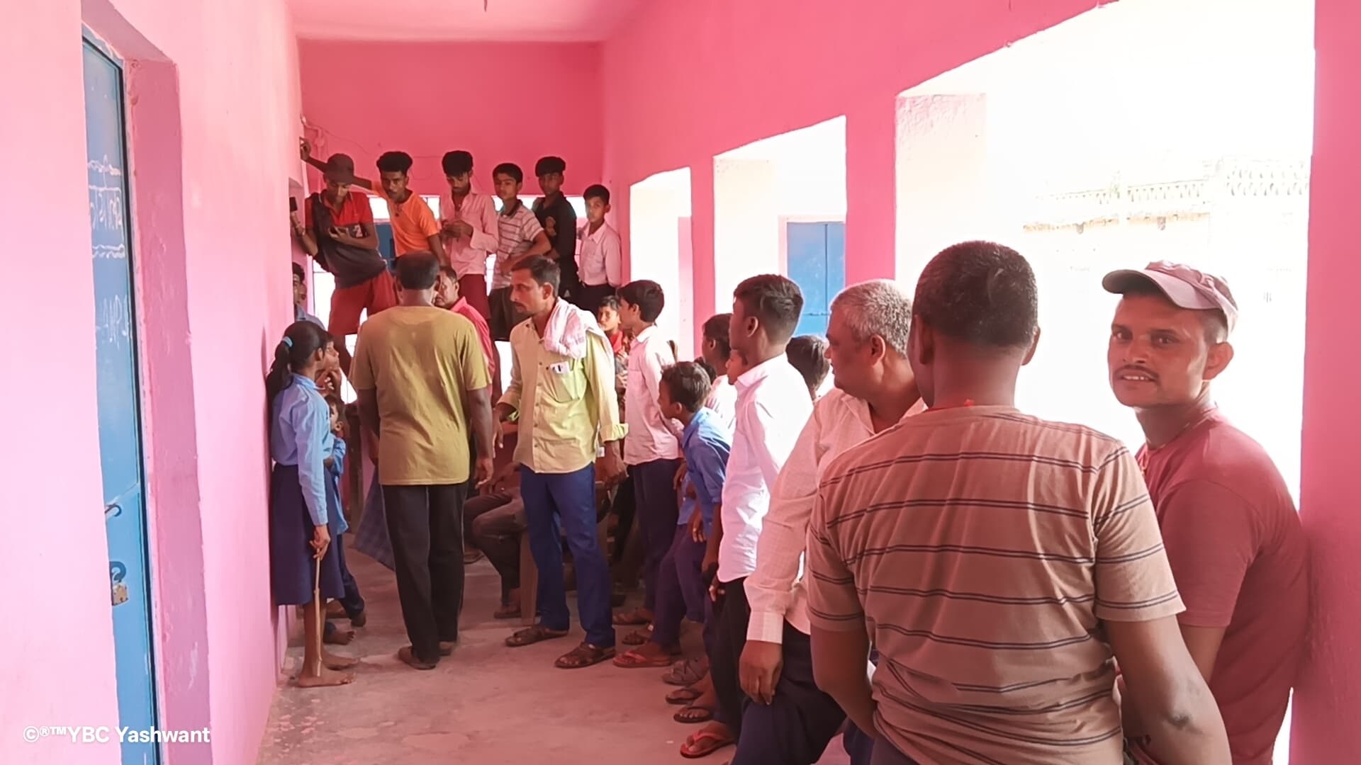 Education news from Samastipur:गलत तरीके से टच करते हैं शिक्षक, अभिभावकों ने विद्यालय पहुंच जमकर किया हंगामा