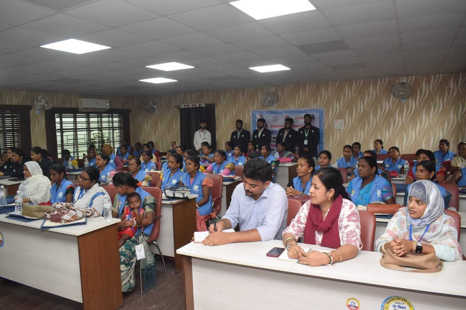 उत्कृष्ट कार्य करने वाले मुखिया को किया सम्मानित