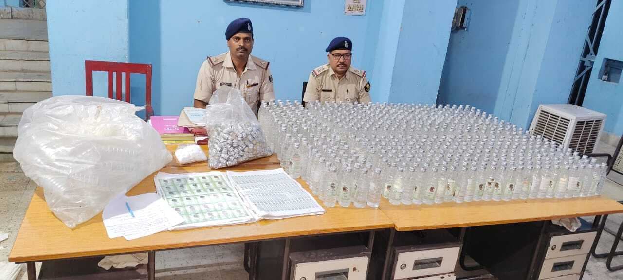 बारुण में मिनी शराब फैक्ट्री का उद्भेदन, मशीन के साथ कई उपकरण बरामद