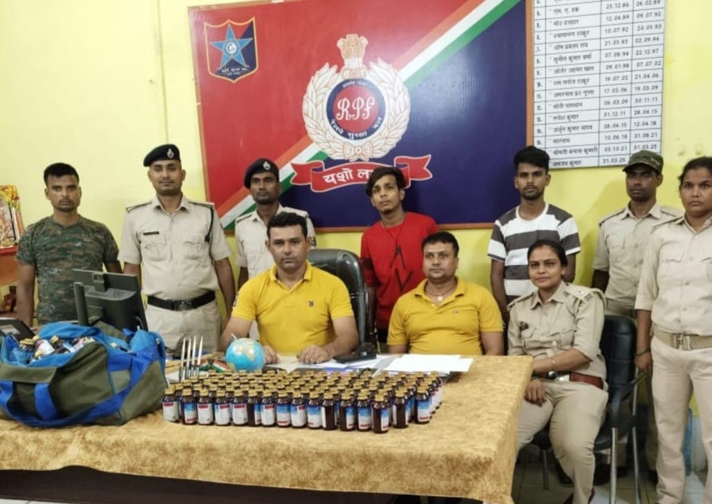 कोसी एक्सप्रेस से 238 बोतल कफ सिरप के साथ दो तस्कर गिरफ्तार