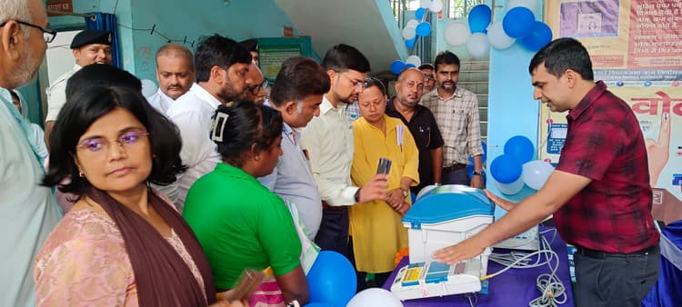कलेक्ट्रैट में खुला इवीएम डिमॉन्स्ट्रेशन सेंटर, दूर कर सकते हैं संशय