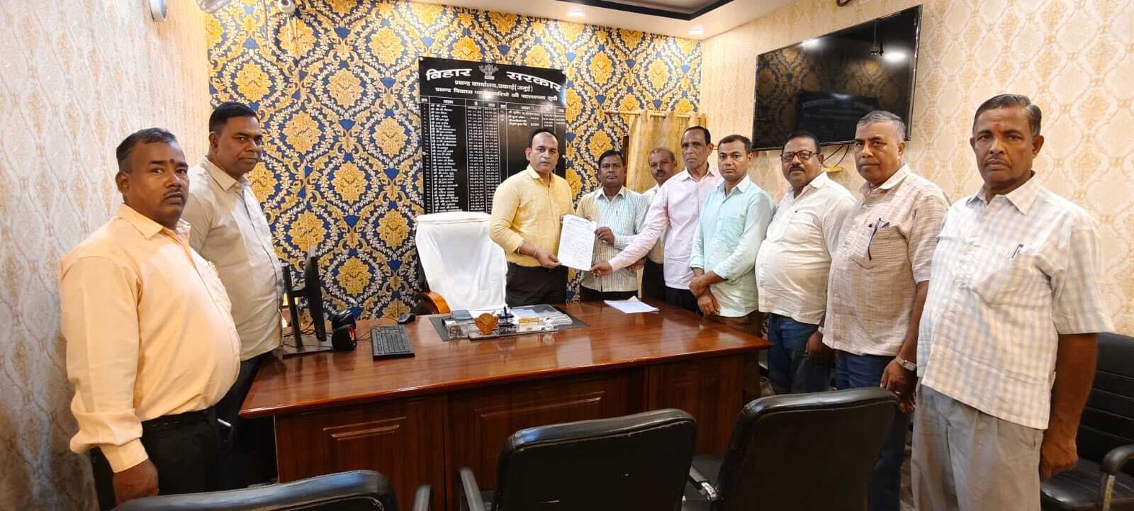 बंद पड़े सीसीटीवी कैमरे को चालू कराने को ले बीडीओ व सीओ से मिला व्यावसायिक संघ