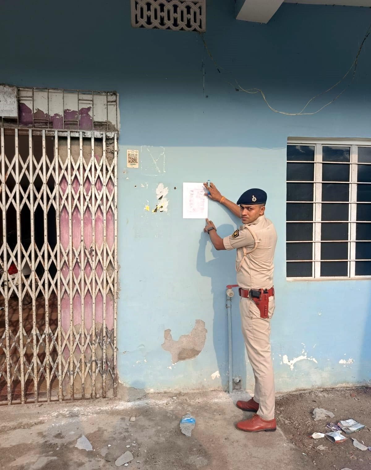 शिक्षा विभाग के लिपिक कमाल अशरफ के घर चिपकाया इश्तेहार