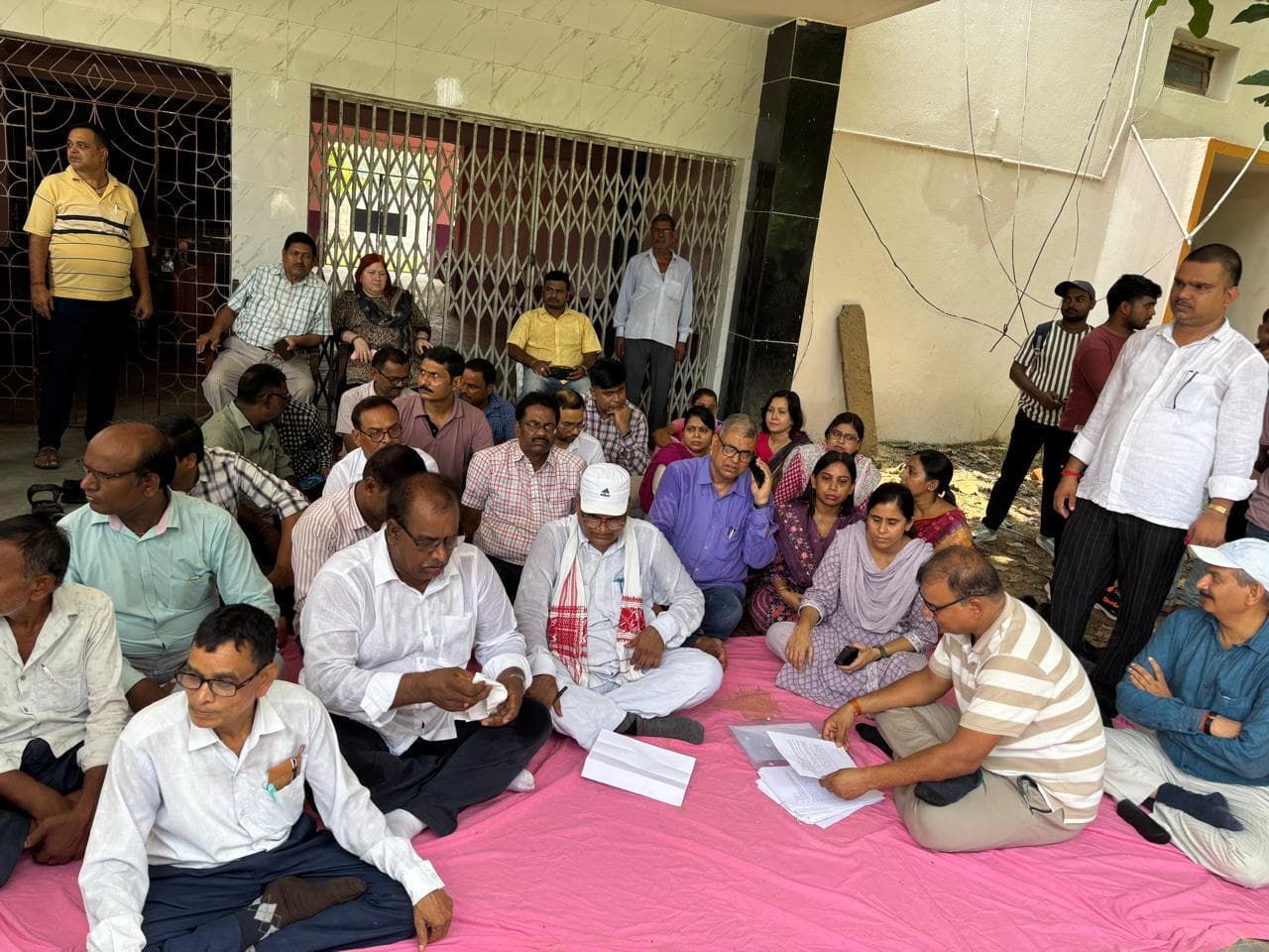 अतिथि शिक्षक के खिलाफ कॉलेज कर्मियों ने खोला मोर्चा, कुलपति को लिखा पत्र