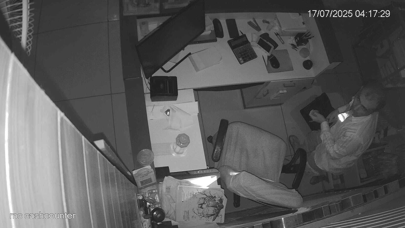 एक ही रात कपड़े के दो शोरूम से लाखों की नकदी के साथ सामान की चोरी